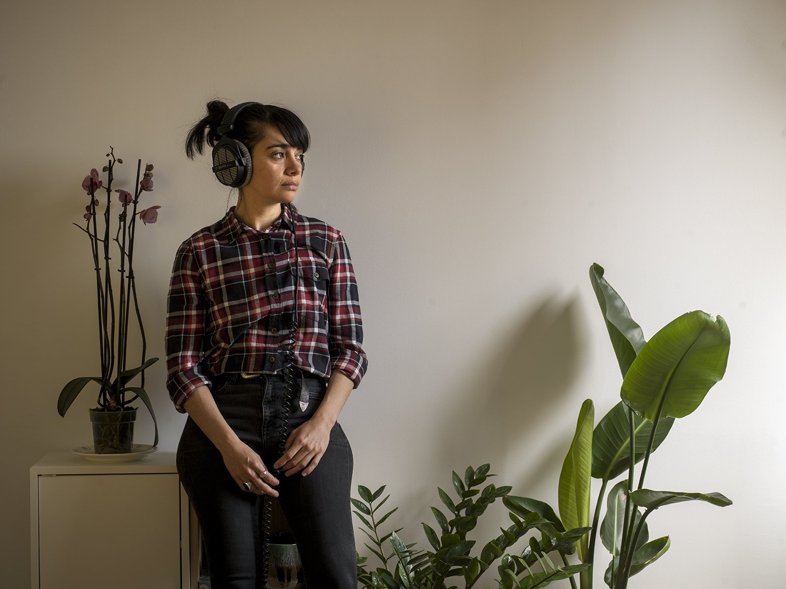 Laura Díez Mora amb auriculars a l'estudi S'Ona Sonora